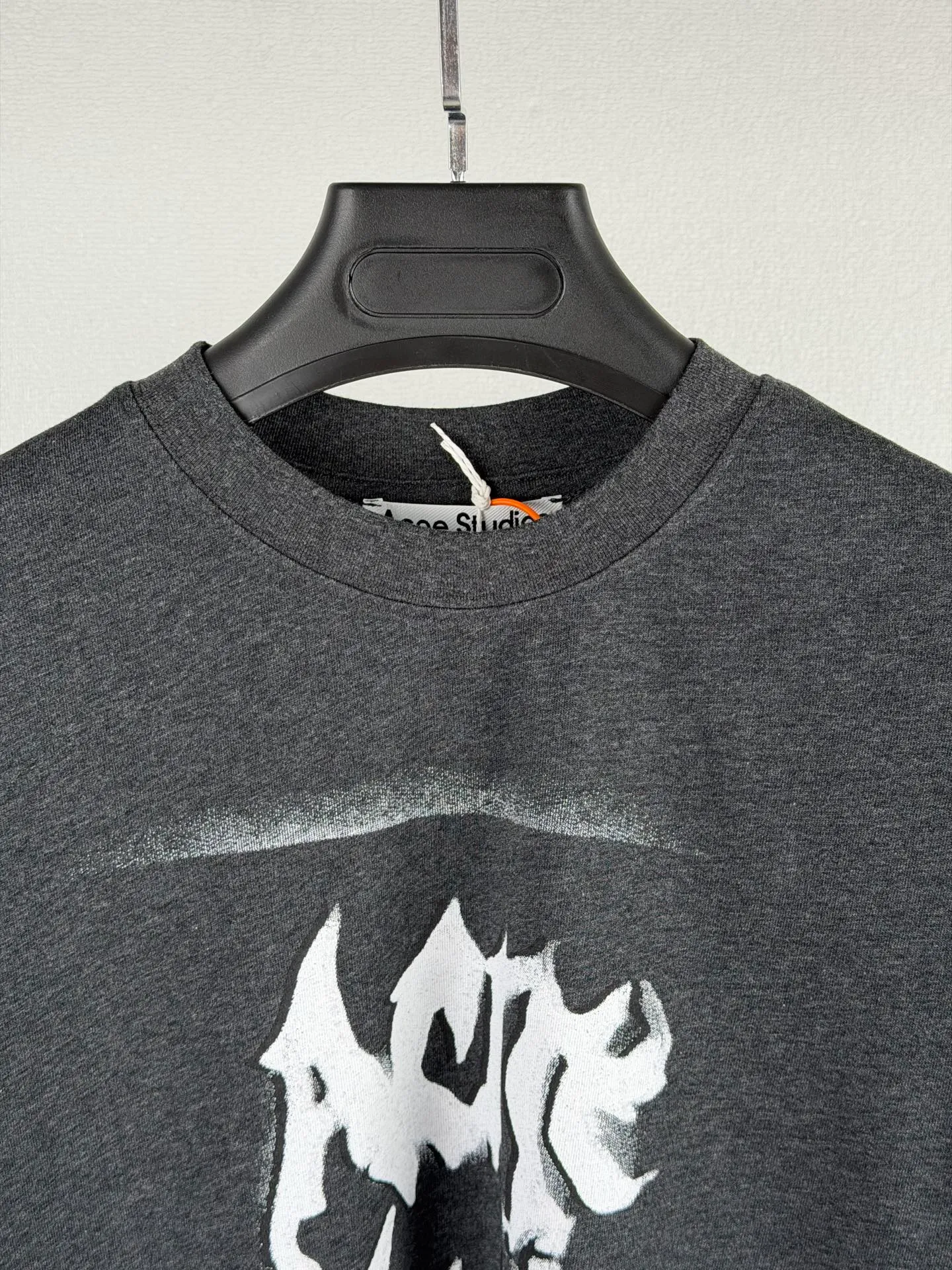 ACNE Studios printed graffiti logo distressed long-sleeved T-shirt. Customized air-oxygen soft matt jersey. Smooth and delicate, comfortable and skin-friendly. Cream White background. Retro luxury hidden in the distressed texture. Relaxed and high-end. The front and back are engraved with flame gothic fonts. Acne Studios' dark subculture edge flows naturally. Hand-carved holes and worn details reproduce the wild texture accumulated over time. The elegant collision of Nordic minimalist style and street rebellious spirit is interpreted to the extreme. Process 1: Adopt glue printing process. The printing is modified three times by the film screen. Use glue liquid paint to print the pattern on the fabric. Bake the fabric to fix the printed pattern. Process 2: Many parts of the body are worn by pure artificial regular positioning and hand brushing marks. Add texture and depth to the surface of the clothing to imitate the texture of natural wear. Process 3: The fabrics are fermented and washed, giving a better hand texture and not easy to deform. Not easy to shrink, not easy to fade, maintain long-term beauty Accessories: Customized 1:1 Acne trademark Version: Loose version Size: S M L XL